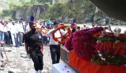 Uttarakhand तस्वीरें, कश्मीर में शहीद उत्तराखंड के एवरेस्ट विजेता सुबेदार पंचतत्व में विलीन, पूरा इलाका सलामी देने पहुंचा