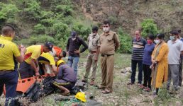 Uttarakhand तीन महिलाएं उफनती नदी में बही, मॉनसून के कारण पहाड़ों पर उफन रहे नदी-नाले