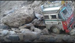 चमोली में ट्रक पर पहाड़ टूट कर गिरा, ड्राइवर ने क्या किया पढ़िए