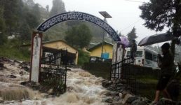 तस्वीरों में देखिए पहाड़ पर बारिश का पहला कहर,  पिथौरागढ़ के मुन्स्यारी से एक्सक्लुसिव