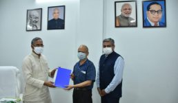 ऊधमसिंहनगर में ग्रीनफील्ड एयरपोर्ट की प्री-फिजीबिलीटी रिपोर्ट मुख्यमंत्री को सौंपी, 1100 एकड़ भूमि चिन्हित हुई है यहां