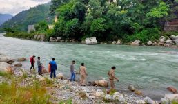 Uttarakhand पर्यटक बाप-बेटा नदी के तेज बहाव में बहे, तलाश जारी, घंटों से कोई सुराग नहीं