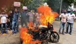 Uttarakhand सरकार के खिलाफ ऐसा प्रदर्शन कि खुद की बाइक फूंक डाली, वायरल हो रहा वीडियो