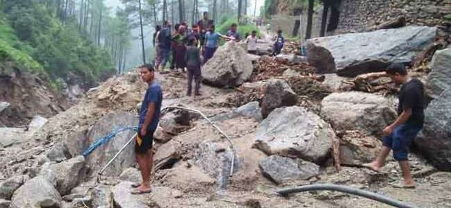 Uttarakhand यहां गांव में फटा बादल, कई घरों के ऊपर आया मलबा, राज्य में नदियां उफान पर Uttarakhand यहां गांव में फटा बादल, कई घरों के ऊपर आया मलबा, राज्य में नदियां उफान पर