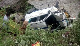 Uttarakhand यहां सड़क से खाई में गिरी कार, 8 लोग सवार थे इसमें