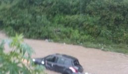 Uttarakhand ड्राइवर सहित नाले में बही कार, यहां उफन रहे नदी-नाले, पढ़िए अगले दो दिन के मौसम का पूर्वानुमान