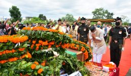 Uttarakhand पाक सीमा की ओर फिसलकर गिरे लापता शहीद का शव घर पहुंचा, मुख्यमंत्री त्रिवेन्द्र ने भी दी श्रदांजलि