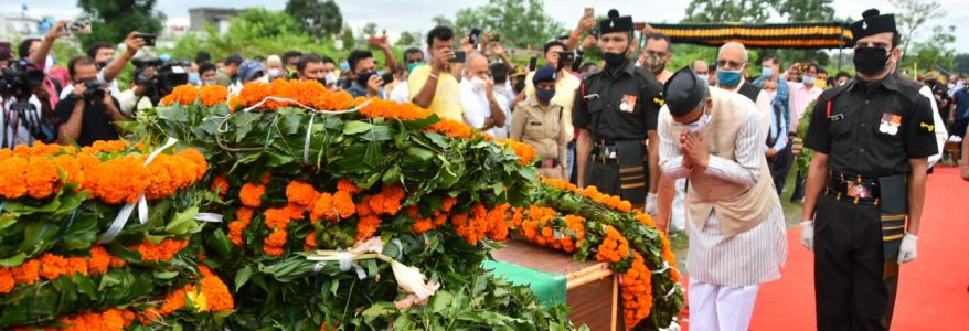 Uttarakhand पाक सीमा की ओर फिसलकर गिरे लापता शहीद का शव घर पहुंचा, मुख्यमंत्री त्रिवेन्द्र ने भी दी श्रदांजलि Uttarakhand पाक सीमा की ओर फिसलकर गिरे लापता शहीद का शव घर पहुंचा, मुख्यमंत्री त्रिवेन्द्र ने भी दी श्रदांजलि