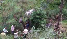 Uttarakhand अल्मोड़ा में यात्री वाहन दुर्घटनाग्रस्त, तीखे मोड़ पर चालक ने संतुलन खो दिया