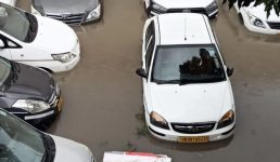हरिद्वार में बारिश से जलभराव से लोग परेशान, गाड़ियां डूबी और घरों में घुसा पानी