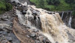 Uttarakhand उफनाए गधेरे में 2 लड़कियों की बहने से मौत, फिर रेड अलर्ट जारी किया मौसम विभाग ने
