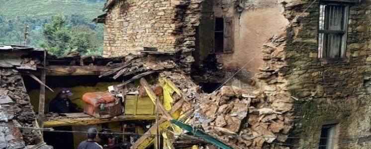 Uttarakhand दुखद, मकान गिरने से दो छोटे बच्चे और पिता की मौत, मां बुरी तरह घायल Uttarakhand दुखद, मकान गिरने से दो छोटे बच्चे और पिता की मौत, मां बुरी तरह घायल