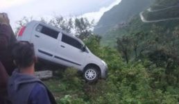 Uttarakhand सड़क से गिरी कार, लेकिन एक चमत्कार से सभी यात्री बच गए, पूरी खबर पढ़ें