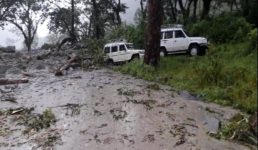 Uttarakhand बारिश दिखा रही रौद्र रूप, मवेशी बहे, घरों में घुसा मलबा, राज्य में कई सड़कें बंद