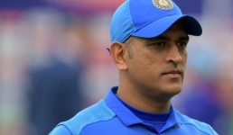 धोनी ने अचानक ले लिया क्रिकेट से संन्यास, पढ़िए पूरी खबर ऐसा क्या हुआ