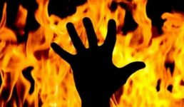 Uttarakhand गोद में बच्चा और महिला ने खुद पर लगा ली आग, इलाके में मचा हड़कंप