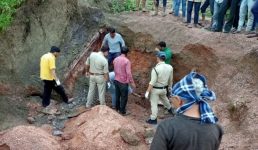 Uttarakhand पहाड़ टूटने से 2 लोग जिंदा दफन, काफी मशक्कत के बाद दोनों के शव जमीन से निकाले