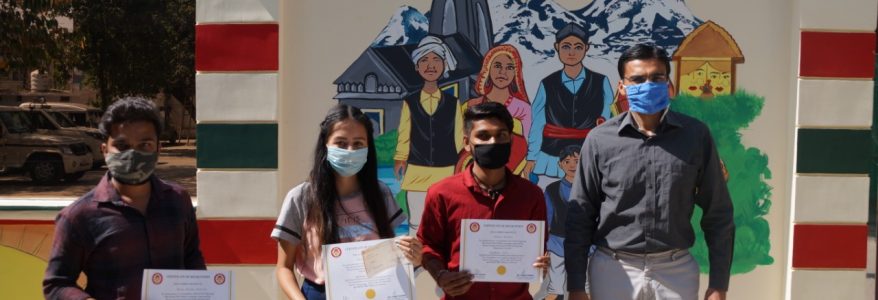 नैनीताल में नवरात्र के पहले दिन वॉल पेंटिंग विजेता बालक-बालिकाएं सम्मानित, दीवारें बदल दी यहां बच्चों ने