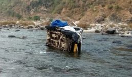 Uttarakhand नदी में गिरा यात्री वाहन, 2 लोगों की मौत, 6 लोग घायल