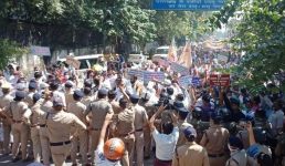 देहरादून में सभी जिलों के ग्राम प्रधानों का प्रदर्शन, मुख्यमंत्री आवास घेरने की भी हुई कोशिश
