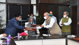 मुख्यमंत्री ने कोविड-19 महामारी के कारण राज्य में लौटे प्रवासियों को स्वरोजगार एवं रोजगार की जिम्मेदारी विभागीय सचिवों को सौंपी