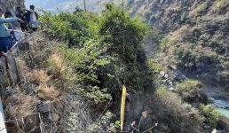 Uttarakhand मोटरसाइकिल के खाई में गिरने से 2 लोगों की मौत, बाइक के उड़े परखच्चे