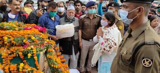 Uttarakhand नम आंखों के बीच शहीद का अंतिम संस्कार, पाकिस्तान के खिलाफ नारे भी लगे Uttarakhand नम आंखों के बीच शहीद का अंतिम संस्कार, पाकिस्तान के खिलाफ नारे भी लगे