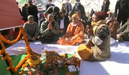 यूपी सीएम योगी आदित्यनाथ और उत्तराखंड के सीएम त्रिवेन्द्र सिंह रावत ने बदरीनाथ में की पूजा-अर्चना