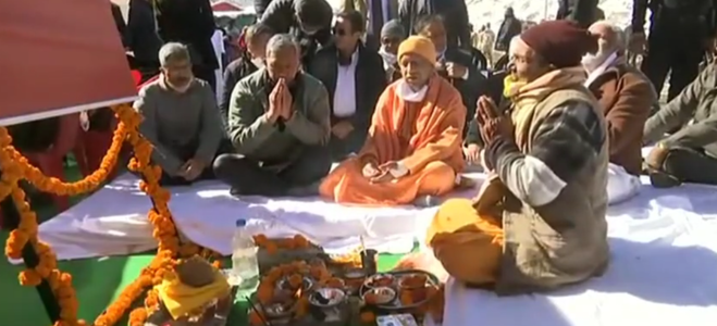 यूपी सीएम योगी आदित्यनाथ और उत्तराखंड के सीएम त्रिवेन्द्र सिंह रावत ने बदरीनाथ में की पूजा-अर्चना यूपी सीएम योगी आदित्यनाथ और उत्तराखंड के सीएम त्रिवेन्द्र सिंह रावत ने बदरीनाथ में की पूजा-अर्चना