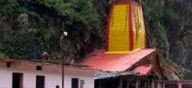 यमुनोत्री धाम के कपाट शीतकाल के लिए बंद, कोरोना काल में 8 हजार श्रद्धालु दर्शन को पहुंचे यमुनोत्री धाम के कपाट शीतकाल के लिए बंद, कोरोना काल में 8 हजार श्रद्धालु दर्शन को पहुंचे