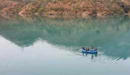 Uttarakhand सड़क किनारे खड़ा था युवक, कुछ ऐसा हुआ कि सीधे नदी में गिरा और बह गया