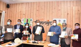 सीएम त्रिवेन्द्र ने की घोषणा, एल.ई.डी. लाईट निर्माण में लगे महिला स्वयं सहायता समूहों को मिलेगा 50 हजार का रिवोल्विंग फंड