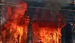 Video नैनीताल-हल्द्वानी रोड पर यहां लगी भीषण आग, भारी नुकसान, लोग बोले ऐसी आग पहले नहीं देखी