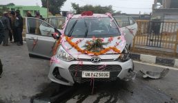 Uttarakhand बीच सड़क पर बारात की कार दुर्घटनाग्रस्त, दुल्हा-दुल्हन सहित 4 लोग थे सवार