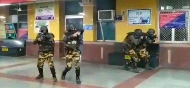 Uttarakhand हरिद्वार रेलवे स्टेशन में आतंकियों ने यात्रियों को बनाया बंधक, पुलिस ने की कार्रवाई, पूरी खबर पढ़ें Uttarakhand हरिद्वार रेलवे स्टेशन में आतंकियों ने यात्रियों को बनाया बंधक, पुलिस ने की कार्रवाई, पूरी खबर पढ़ें