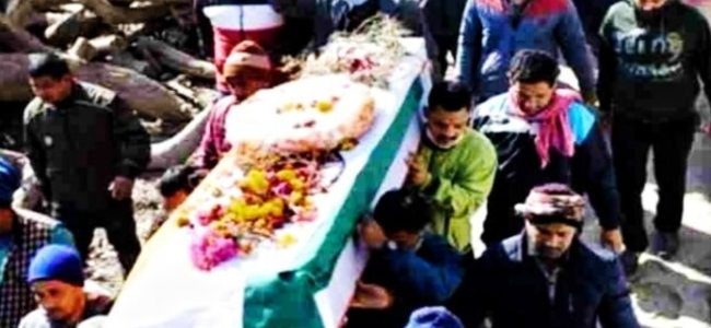 Uttarakhand आतंकी हमले में शहीद हवलदार रणवीर सिंह रावत का सैन्य सम्मान के साथ अंतिम संस्कार Uttarakhand आतंकी हमले में शहीद हवलदार रणवीर सिंह रावत का सैन्य सम्मान के साथ अंतिम संस्कार