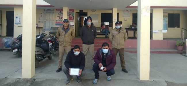 Dehradun गाड़ी में तोड़फोड़ और फायरिंग, चढ़े पुलिस के हत्थे, एक पूर्व फौजी Dehradun गाड़ी में तोड़फोड़ और फायरिंग, चढ़े पुलिस के हत्थे, एक पूर्व फौजी