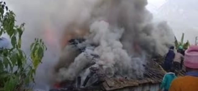 पिथौरागढ़ : 3 परिवारों का घर आग ने कर दिया खाक, कड़ाके की ठंड में इन्हें मदद की जरुरत है पिथौरागढ़ : 3 परिवारों का घर आग ने कर दिया खाक, कड़ाके की ठंड में इन्हें मदद की जरुरत है
