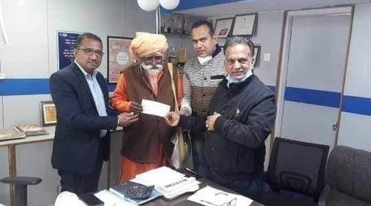 60 साल से गुफा में रह रहे थे बाबा, राम मंदिर निर्माण को दिया 1 करोड़ का चेक 60 साल से गुफा में रह रहे थे बाबा, राम मंदिर निर्माण को दिया 1 करोड़ का चेक