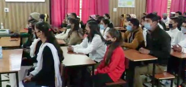 Uttarakhand चमोली में प्रतिभाशाली युवाओं के लिए अनोखी पहल, मुख्यमंत्री ने यहां विद्यार्थियों से किया संवाद Uttarakhand चमोली में प्रतिभाशाली युवाओं के लिए अनोखी पहल, मुख्यमंत्री ने यहां विद्यार्थियों से किया संवाद