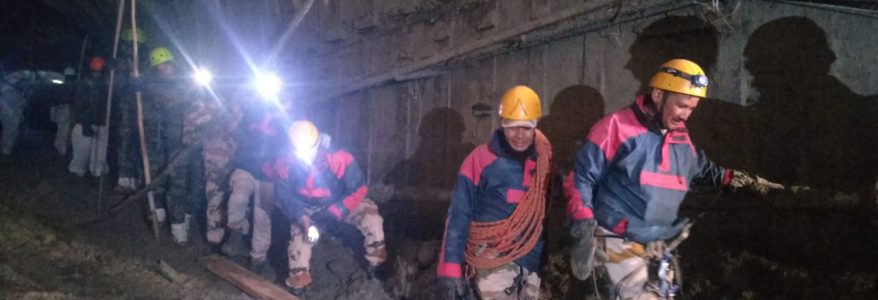 Uttarakhand तपोवन टनल में अंदर आ रही काफी परेशानी, फंसे 35 लोगों को निकालने की कोशिश जारी Uttarakhand तपोवन टनल में अंदर आ रही काफी परेशानी, फंसे 35 लोगों को निकालने की कोशिश जारी