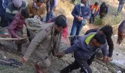 अल्मोड़ा : खाई में गिरा यात्री वाहन, 2 लोगों की मौत, कुछ लोग घायल
