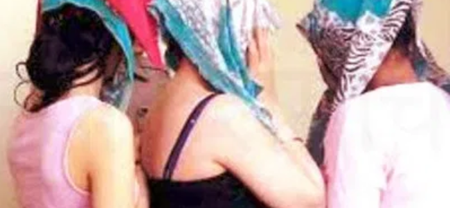 Uttarakhand घर में गलत हरकत कर रहे थे 3 महिलाएं और 2 पुरुष, पुलिस ने किया गिरफ्तार Uttarakhand घर में गलत हरकत कर रहे थे 3 महिलाएं और 2 पुरुष, पुलिस ने किया गिरफ्तार