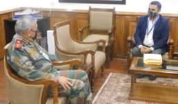 वरिष्ठ पत्रकार दिनेश काण्डपाल ने सीडीएस बिपिन रावत से भेंट कर अपनी पुस्तक ‘पराक्रम’ की प्रति सौंपी, भारतीय सेना के विभिन्न युद्धों पर आधारित है पुस्तक