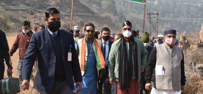 उत्तराखंड : दुर्मी नाम की दुर्गम घाटी में पहली बार पहुंचा कोई मुख्यमंत्री, विकास यहां अभी पूरी तरह नहीं पहुंचा उत्तराखंड : दुर्मी नाम की दुर्गम घाटी में पहली बार पहुंचा कोई मुख्यमंत्री, विकास यहां अभी पूरी तरह नहीं पहुंचा