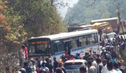 Uttarakhand रोडवेज बस और विधायक के वाहन के साथ दुर्घटना, मौके पर लगा भारी जमावड़ा