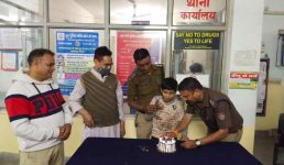 दिलचस्प : देहरादून में पुलिस स्टेशन में मनाया बच्चे का जन्मदिन, पढ़िए क्यों पुलिस ने बच्चे के लिए केक काटा