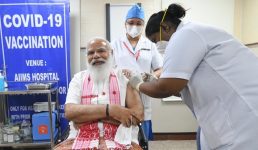 पीएम मोदी ने लगवाया कोरोना टीका, आप कैसे लगवा सकते हैं पढ़ें