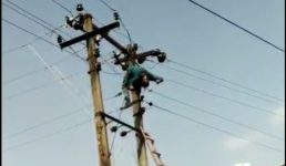 Uttarakhand घोर लापरवाही, बिजली ठीक कर रहा लाइनमैन करंट से खम्भे में ही जल कर मर गया
