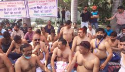 उधम सिंह नगर : पत्रकार के खिलाफ केस दर्ज, अर्धनग्न होकर धरने पर बैठे पत्रकार